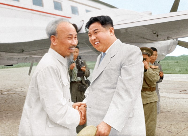 Chủ tịch Kim Nhật Thành chào đón Chủ tịch Hồ Chí Minh sang thăm Triều Tiên. Chủ tịch Kim Nhật Thành chào đón nồng ấm Chủ tịch Hồ Chí Minh sang thăm Triều Tiên.JPG