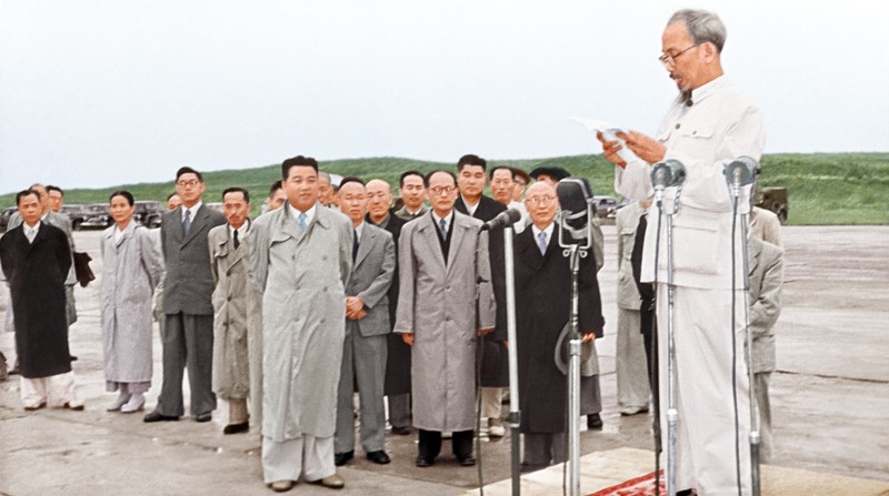 Chủ tịch Kim Nhật Thành thân mật tiễn Chủ tịch Hồ Chí Minh về nước Chủ tịch Kim Nhật Thành thân mật tiễn Chủ tịch Hồ Chí Minh về nước.jpg