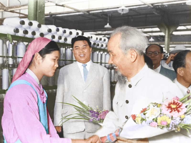 Chủ tịch Kim Nhật Thành và Chủ tịch Hồ Chí Minh tới thăm Nhà máy dệt Bình Nhưỡng Chủ tịch Kim Nhật Thành và Chủ tịch Hồ Chí Minh tới thăm Nhà máy dệt Bình Nhưỡng .jpg