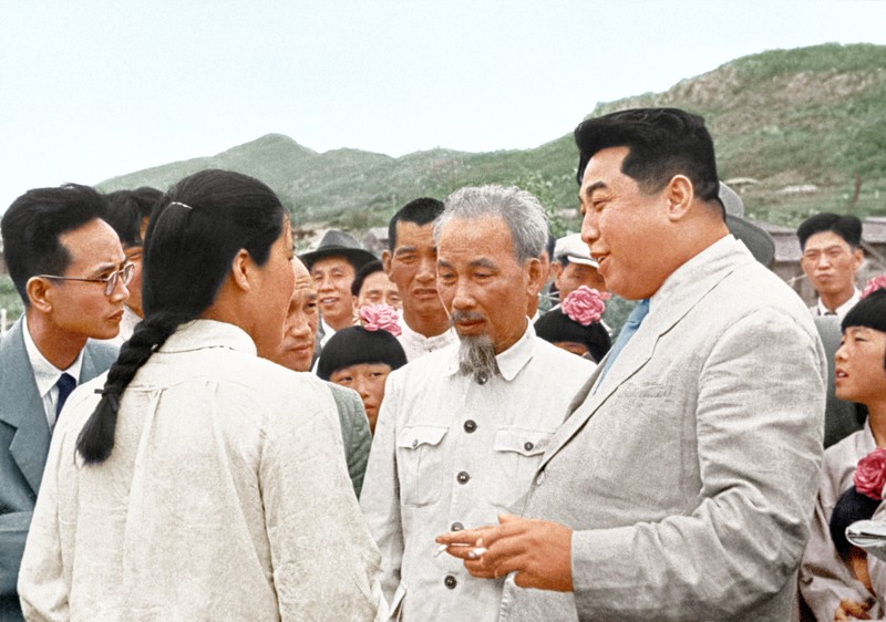 Chủ tịch Kim Nhật Thành và Chủ tịch Hồ Chí Minh trò chuyện với nông dân Nông trường Hiệp đồng. Chủ tịch Kim Nhật Thành và CT Hồ Chí Minh trò chuyện với nông dân Nông trường Hiệp đồng,hợp tác xã.jpg