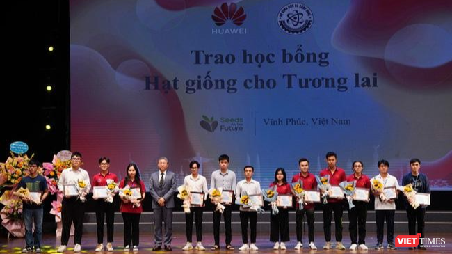 Ông Fang Yu - Phó Tổng Giám đốc Huawei Việt Nam trao tặng học bổng cho các sinh viên tài năng tại Techfest Vĩnh Phúc 2022.