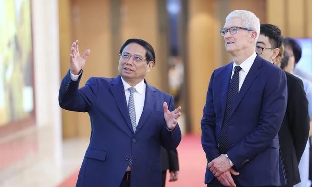 Thủ tướng Phạm Minh Chính và Giám đốc điều hành Tập đoàn Apple Tim Cook tham quan Trụ sở Chính phủ. thu-tuong-apple-timcook-1-17132446016541521146217.webp