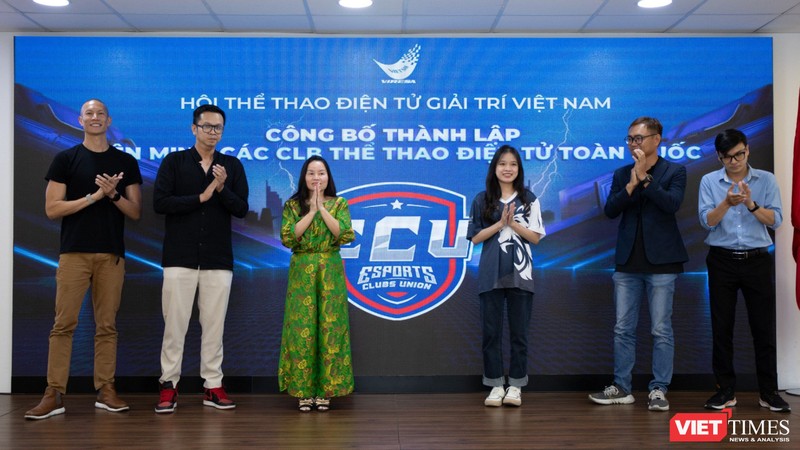 Đại diện Ban điều hành Liên minh, Ban Trọng tài quốc gia, CLB thể thao điện tử chuyên nghiệp, CLB thể thao điện tử tại các trường đại học công bố ra mắt Liên minh.