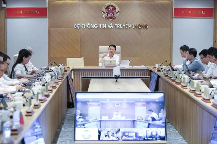 Hội nghị giao ban quản lý nhà nước tháng 6/2024 của Bộ Thông tin và Truyền thông được tổ chức theo hình thức trực tiếp kết hợp trực tuyến. psx20240704090943-1720094479066590959954 (1).webp