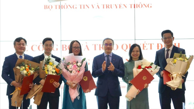 Thứ trưởng Bộ TT&TT Phan Tâm trao quyết định bổ nhiệm cán bộ.