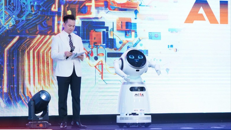 Robot AI có khả năng tương tác, dẫn chương trình linh hoạt như người thật.