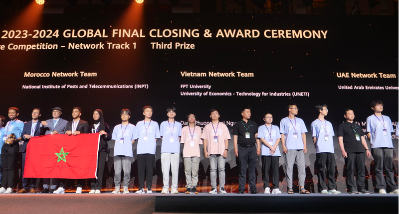 Đội Việt Nam (thứ 9 và 10 từ trái sang) nhận giải Ba toàn cầu ở nội dung Network Track tại cuộc thi Huawei ICT Competition 2023 - 2024