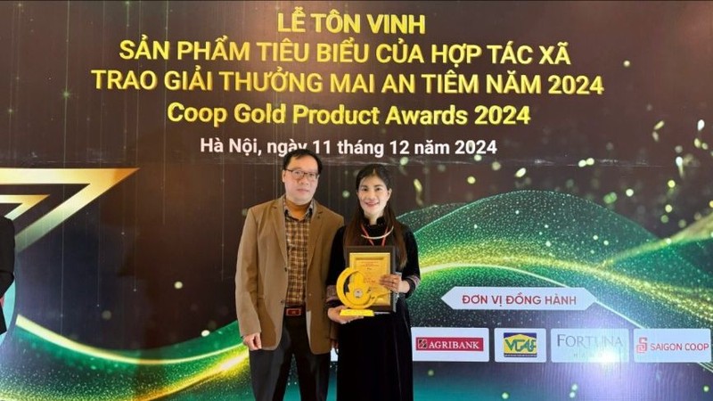 Lãnh đạo Liên minh HTX tỉnh Lạng Sơn (trái) chúc mừng HTX Chế biến nông sản Lụa Vy nhận giải thưởng Mai An Tiêm.