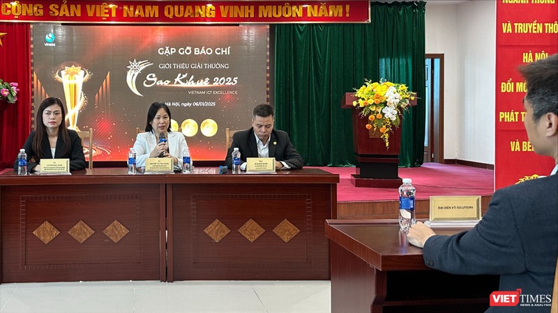 Bà Nguyễn Thị Thu Giang trao đổi tại lễ phát động giải thưởng Sao Khuê 2025. Ảnh: T.V vt_Sao khue.JPG