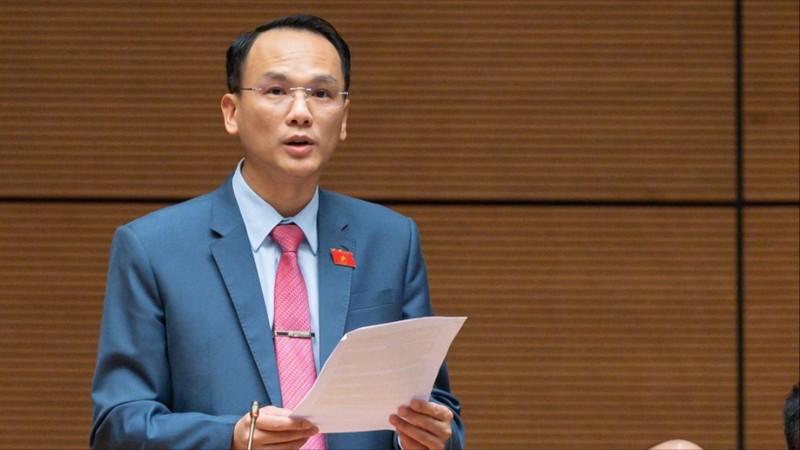 ĐBQH Lưu Bá Mạc đề xuất luật hóa việc hệ thống trí tuệ nhân tạo phải thông báo rõ ràng, dễ hiểu cho người dùng về việc đang tương tác với thống trí tuệ nhân tạo. Ảnh: Media.quochoi.vn 2022103116451.jpg