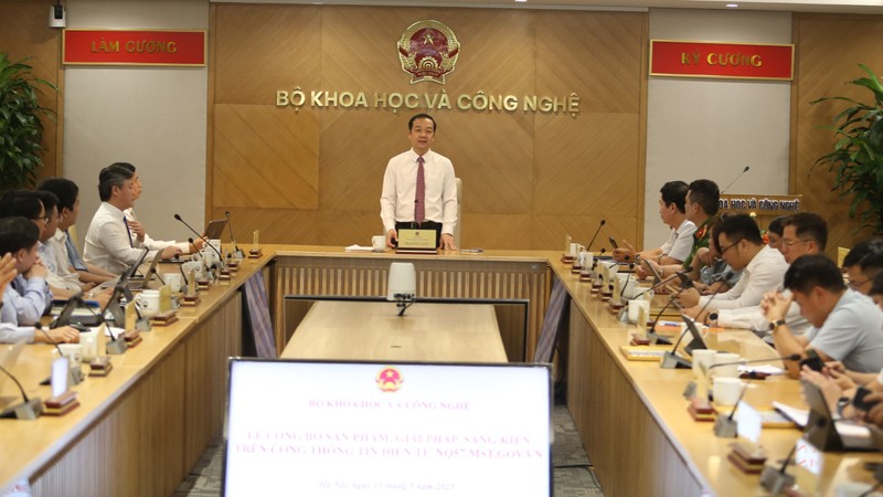 Thứ trưởng Phạm Đức Long cho biết Cổng đã tiếp nhận 426 hồ sơ sản phẩm, giải pháp, trong đó 71 sản phẩm, giải pháp hữu ích đã được công bố. Toàn cảnh.JPG