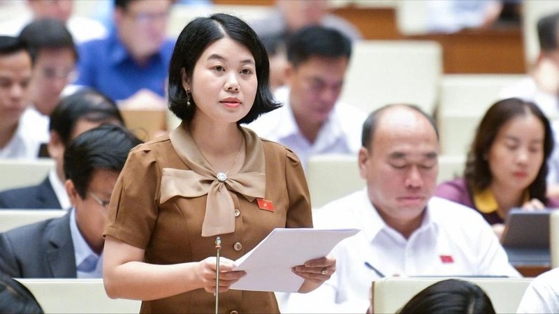 ĐBQH Nguyễn Thị Huế đề nghị Ban soạn thảo nghiên cứu bổ sung quy định làm rõ phạm vi ứng dụng AI và dữ liệu lớn. Ảnh: Media.quochoi.vn. Hue Bắc Kan.jpg