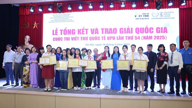 Các đại biểu và các em học sinh tham gia Cuộc thi chụp ảnh lưu niệm. Dai bieu va hs chup anh luu niem.JPG