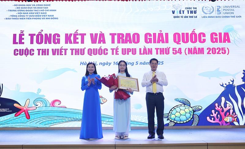 Ban tổ chức trao giải Nhất quốc gia cho em Phạm Đoàn Minh Khuê, học sinh lớp 10C2, Trường trung học phổ thông chuyên Lê Quý Đôn, Đà Nẵng. Giai Nhat.JPG