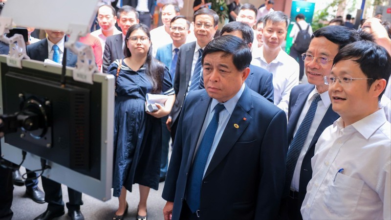 Phó Thủ tướng Nguyễn Chí Dũng và các lãnh đạo tham quan triển lãm trưng bày kết quả KHCN, ĐMST và CĐS của các khối doanh nghiệp khởi nghiệp, viện, trường. nguyen chi dung.jpg