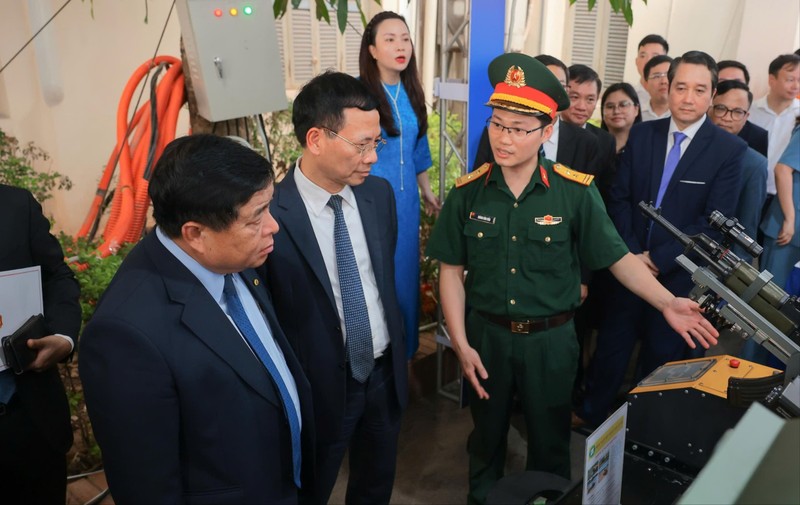 Phó Thủ tướng Nguyễn Chí Dũng và Bộ trưởng Nguyễn Mạnh Hùng tham quan triển lãm trưng bày kết quả KHCN, ĐMST và CĐS của các khối doanh nghiệp khởi nghiệp, viện, trường. vt_bo truong mnh.jpg