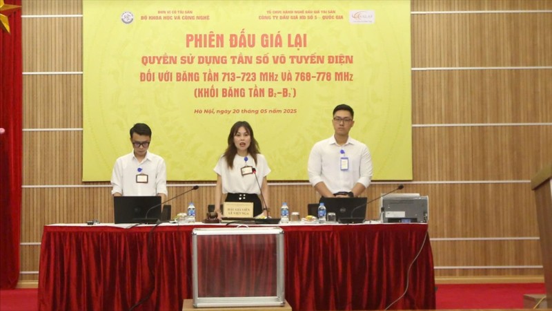 Phiên đấu giá lại khối băng tần B2-B2' được tổ chức chiều 20/5. dau gia.jpg