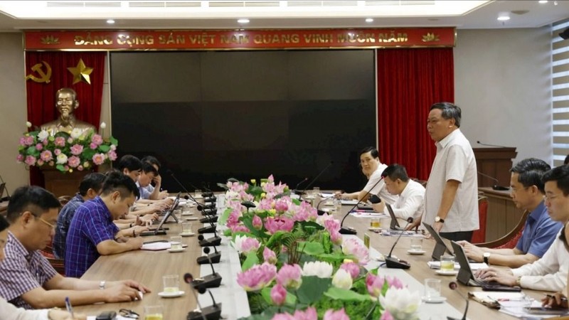 Phó Bí thư Thường trực Thành ủy Nguyễn Văn Phong phát biểu trao đổi với đại diện các cơ quan Trung ương triển khai thí điểm đưa 4 thủ tục hành chính trong Đảng lên Cổng Dịch vụ công quốc gia. Ảnh: Văn phòng Thành ủy Hà Nội. Ng Van Phong.jpg