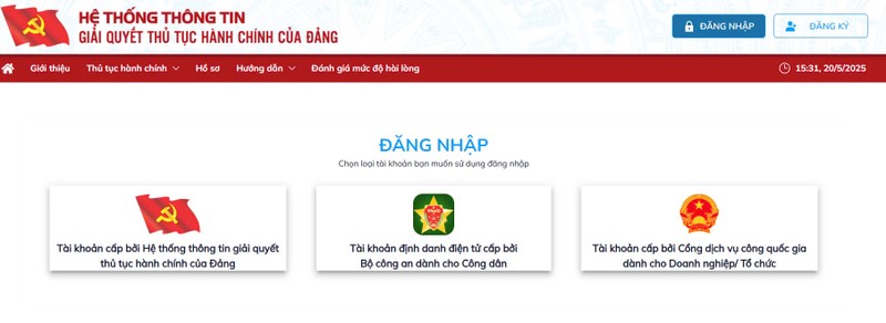 Cán bộ, đảng viên có thể sử dụng VNeID (mức 2) quét mã QR để đăng nhập Cổng Dịch vụ công quốc gia và thực hiện 4 thủ tục hành chính của Đảng được Thành ủy Hà Nội tích hợp. Ảnh: Anh Lê. VneID.jpg