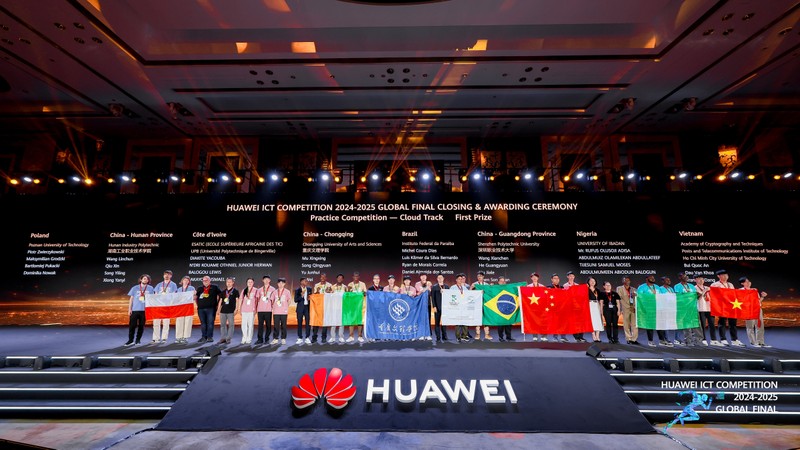 Đội Việt Nam giành trọn 3 giải thưởng trong vòng thi Chung kết toàn cầu Huawei ICT Competition 2024 - 2025. Đội Việt Nam dành trọn 3 giải thưởng trong vòng thi Chung kết toàn cầu Huawei ICT Competition 2024 - 2025.JPG