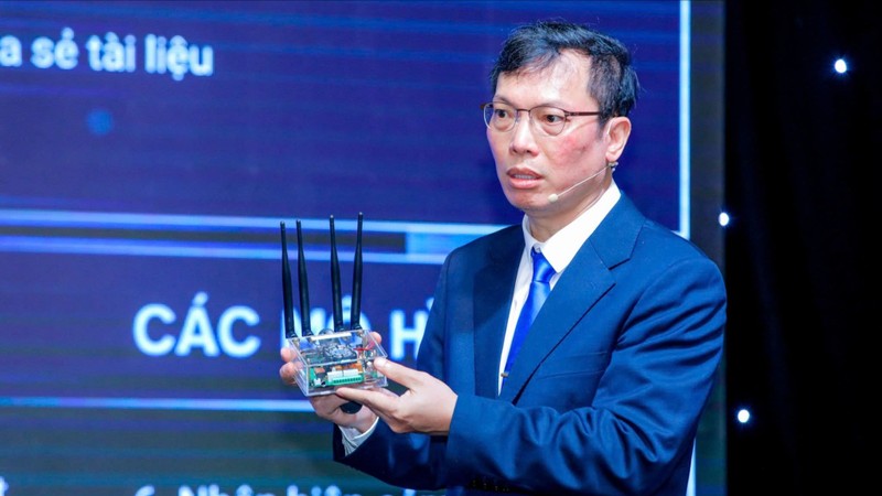 Viện trưởng Đặng Minh Tuấn trao đổi về một sản phẩm mới ứng dụng AI. CMC DMT.jpg
