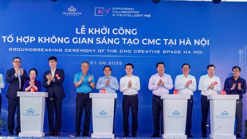 Thủ tướng cùng lãnh đạo Bộ, ngành, lãnh đạo UBND TP Hà Nội và CMC bấm nút khởi công dự án CCS Hà Nội. Ảnh 1.jpg