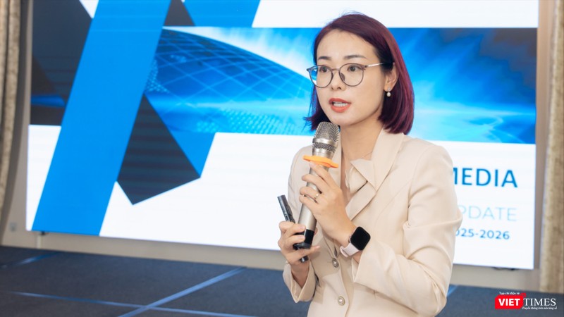 Bà Lê Mai Anh chia sẻ kết quả báo cáo cho thấy 58% nhà báo lo ngại AI ảnh hưởng đến chất lượng nội dung và niềm tin đối với báo chí. vt_LMA.jpg