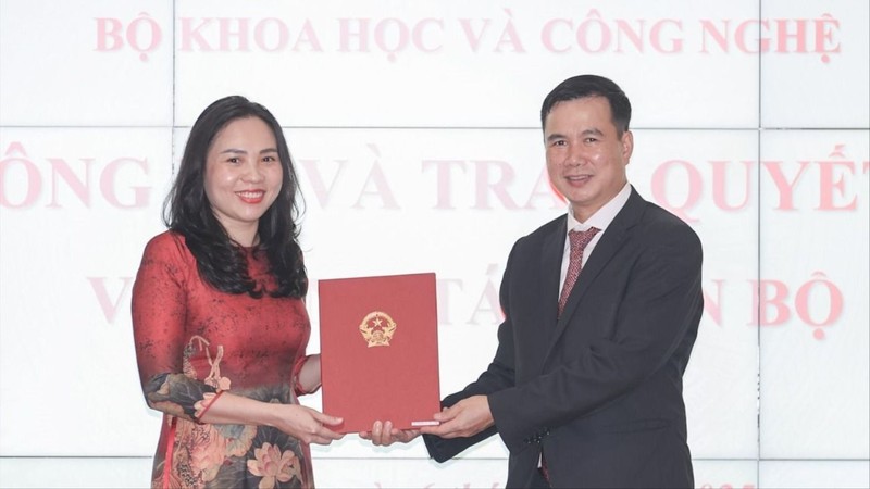 Thứ trưởng Bùi Thế Duy trao quyết định cho bà Nguyễn Thị Thu Trang ba-trang.jpg