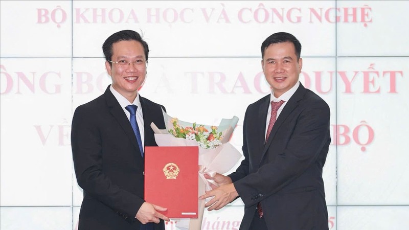 Thứ trưởng Bùi Thế Duy trao quyết định cho ông Hà Minh Hiệp. Thứ trưởng Bùi Thế Duy trao Quyết định Bổ nhiệm ông Hà Minh Hiệp.jpg