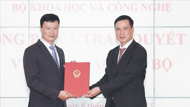 Thứ trưởng Bùi Thế Duy trao quyết định cho ông Đỗ Đình Rô. Thứ trưởng Bùi Thế Duy trao Quyết định Điều động và bổ nhiệm ông Đỗ Đình Rô.jpg