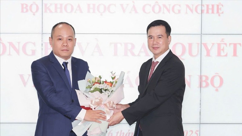 Thứ trưởng Bùi Thế Duy trao quyết định cho ông Nguyễn Đức Hoàng. Thứ trưởng Bùi Thế Duy trao Quyết định Điều động và bổ nhiệm ông Nguyễn Đức Hoàng.jpg