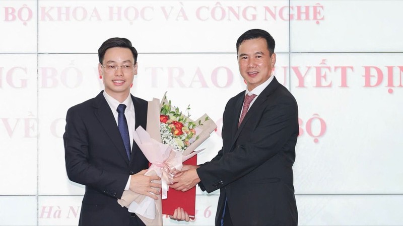 Thứ trưởng Bùi Thế Duy trao quyết định cho ông Trần Quang Hưng. Thứ trưởng Bùi Thế Duy trao Quyết định Điều động và bổ nhiệm ông Trần Quang Hưng.jpg