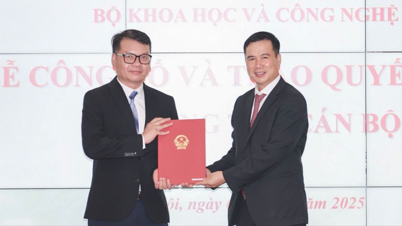 Thứ trưởng Bùi Thế Duy trao quyết định cho ông Trần Anh Tú. Thứ trưởng Bùi Thế Duy trao Quyết định Giao nhiệm vụ cho ông Trần Anh Tú.jpg