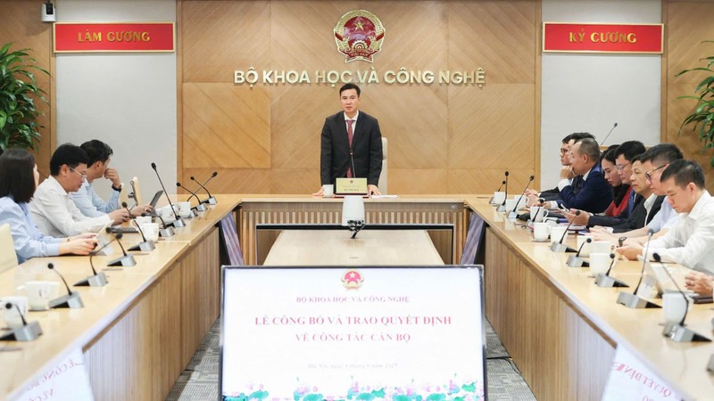 Thứ trưởng Bùi Thế Duy chúc mừng và giao nhiệm vụ cho các cán bộ. Toàn cảnh buổi Lễ..jpg