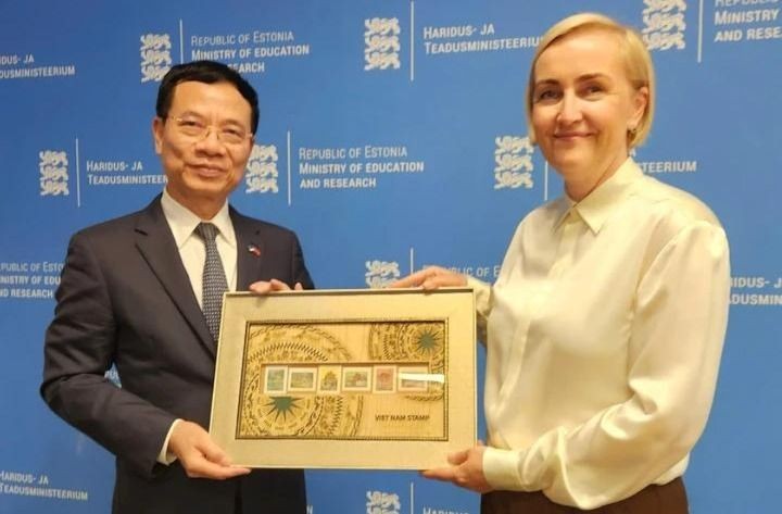 Bộ trưởng Nguyễn Mạnh Hùng tặng quà lưu niệm Bộ trưởng Kristina Kallas. Ảnh: Bộ KHCN. anh-21-1749217235930383666491.jpg