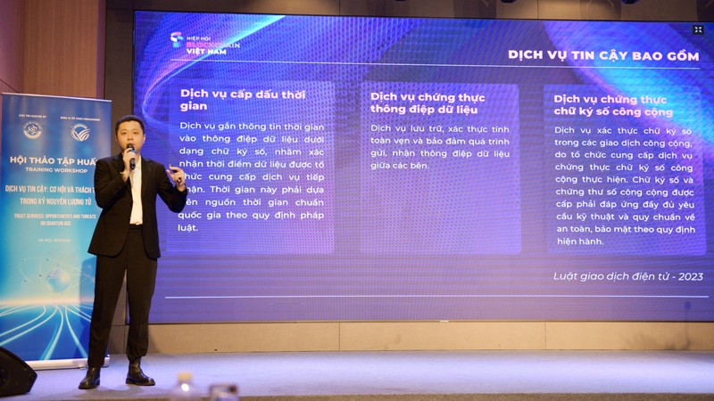 Ông Trần Dinh giới thiệu mô hình triển khai chữ ký số trên nền tảng blockchain. DG3 - Trần Dinh.jpg