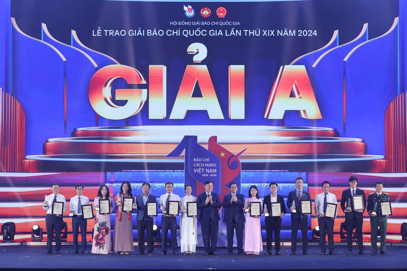 Thủ tướng Phạm Minh Chính và Trưởng ban Tuyên giáo và Dân vận Trung ương Nguyễn Trọng Nghĩa trao Giải A - Giải báo chí Quốc gia, cho các tập thể và cá nhân. Ảnh: TTXVN. 81d0ab0c5013e74dbe02-4306.jpg