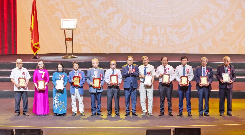 Thủ tướng Chính phủ Phạm Minh Chính và Chủ tịch Quốc hội Trần Thanh Mẫn trao tặng biểu trưng tri ân các nhà báo lão thành. Ảnh: Báo Đại biểu nhân dân. ctqh1.jpg