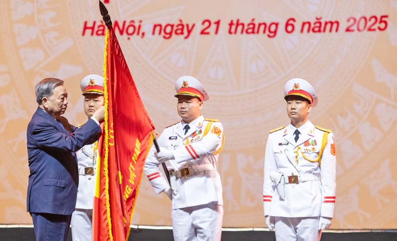 Tổng Bí thư Tô Lâm trao tặng Huân chương Hồ Chí Minh cho Báo chí Cách mạng Việt Nam. Ảnh: Báo Đại biểu nhân dân. tong-bi-thu3.jpg