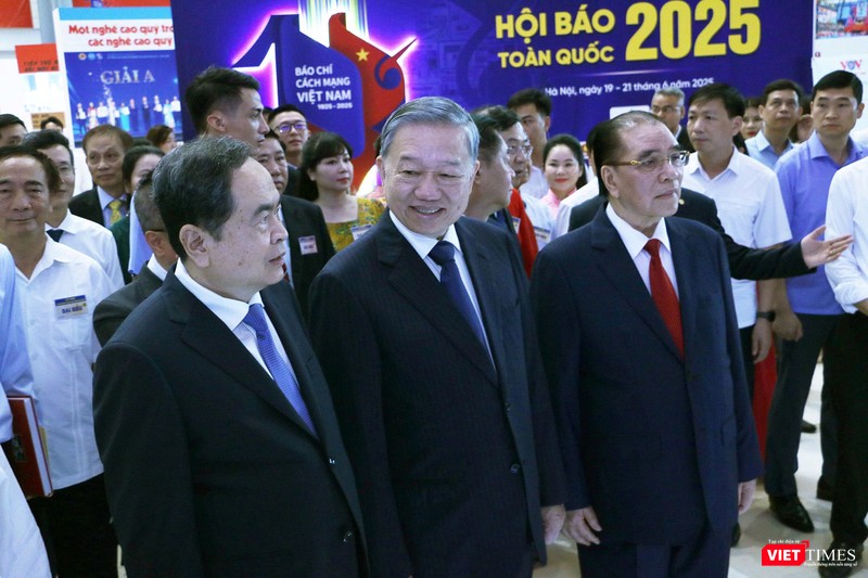 Tổng Bí thư Tô Lâm và các đại biểu tham quan các gian trưng bày tại Hội báo toàn quốc 2025. Ảnh: Đăng Khoa. vt_Hoi bao toan quóc TBT.jpg