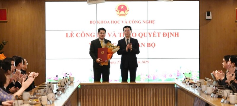 Bộ trưởng Nguyễn Mạnh Hùng trao quyết định bổ nhiệm Chủ tịch Hội đồng thành viên Tổng công ty Bưu điện Việt Nam cho ông Nguyễn Trường Giang. Ảnh: Linh Phan. Bộ trưởng Nguyễn Mạnh Hùng trao quyết định bổ nhiệm cho ông Nguyễn Trường Giang.jpg
