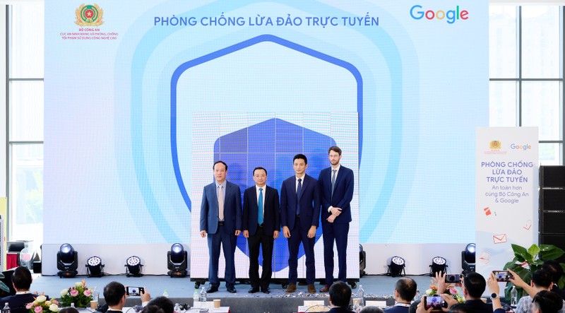 Chiến dịch Phòng chống lừa đảo trực tuyến - An toàn hơn cùng Bộ Công an và Google được thiết kế nhằm trang bị cho cộng đồng kiến thức hữu ích giúp nhận diện và tránh xa các hình thức lừa đảo trực tuyến. Hình ảnh sự kiện (2) (1).jpg
