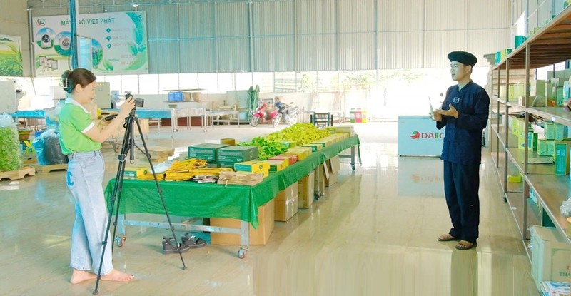 Anh Hứa Văn Thịnh tổ chức livestream ngay tại khu xưởng sản xuất và trải nghiệm chè của HTX chè La Bằng. livestream.jpg