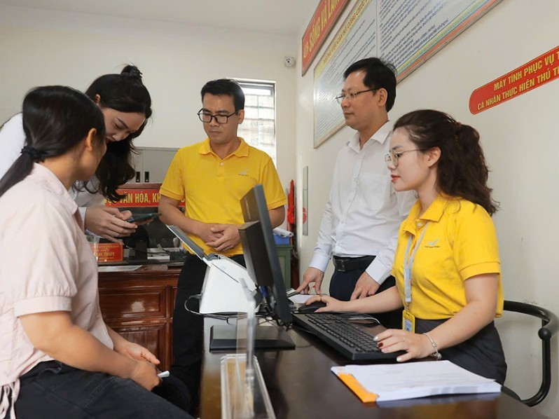 Tổng giám đốc Chu Quang Hào trực tiếp kiểm tra việc việc thực hiện bố trí nhân viên Bưu điện hỗ trợ tại Trung tâm phục vụ Hành chính công xã Đồng Hỷ. Ảnh: VNP. Chu-Quang-Hao-Vietnam Post.jpg