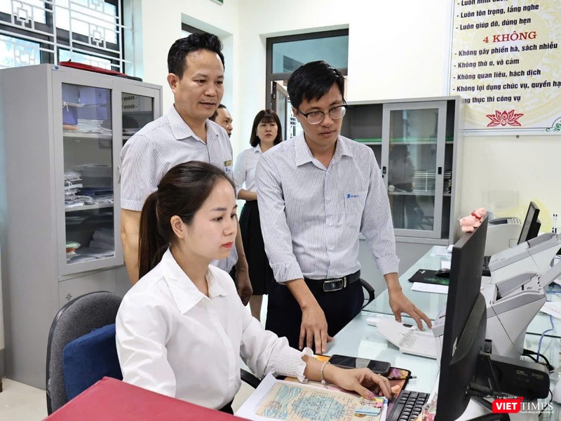 Các cán bộ, kỹ sư VNPT vẫn đang “trực chiến” ở trụ sở UBND xã phường. Ảnh: Thúy Quỳnh. CQ2c.jpg