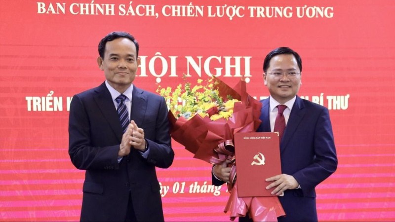 Ông Trần Lưu Quang trao quyết định điều động, phân công, bổ nhiệm cho ông Nguyễn Anh Tuấn. Ảnh: kinhtetrunguong.vn. 0F7362A8-EEB9-4397-856D-6D0B8CF6C695_1_201_a.jpeg