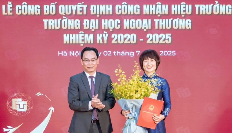 Thứ trưởng Bộ GD&ĐT Hoàng Minh Sơn trao quyết định công nhận Hiệu trưởng Trường Đại học Ngoại Thương nhiệm kỳ 2020-2025 cho PGS.TS Phạm Thu Hương. pgs.ts-pham-thi-thu-huong.jpg