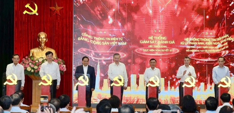 Trong khuôn khổ hội nghị, Tổng Bí thư Tô Lâm, Thủ tướng Phạm Minh Chính và các đồng chí Ban Chỉ đạo Trung ương ấn nút khai trương, ra mắt 3 nền tảng số phục vụ giám sát triển khai Nghị quyết 57-NQ/TW. Ảnh: Cổng TTĐT Đảng Cộng sản Việt Nam. 2-7-he-thong-giam-satjpg-z6763014618094-0008faf395fdc01ef9c024323f889ba2-9664-129.jpg