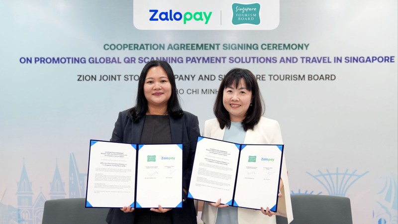 Bà Lê Lan Chi - Tổng Giám đốc Zalopay và bà Serene Ng – Trưởng Đại diện VPĐD Tổng cục Du Lịch Singapore tại lễ ký kết Hinh 1 (1).jpg