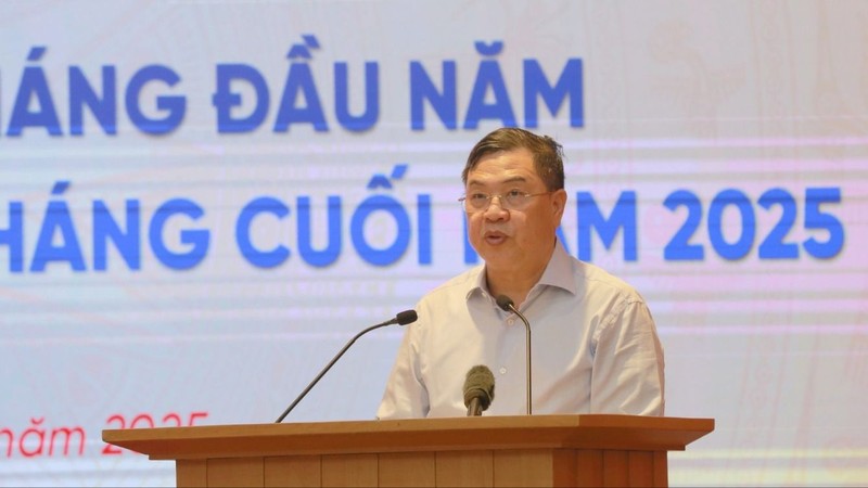 Ông Phạm Gia Túc, Ủy viên Trung ương Đảng, Phó Chánh Văn phòng Trung ương Đảng báo cáo sơ kết 6 tháng tại Hội nghị. Ảnh: Cổng TTĐT Đảng Cộng sản Việt Nam. IMG_9142.jpg